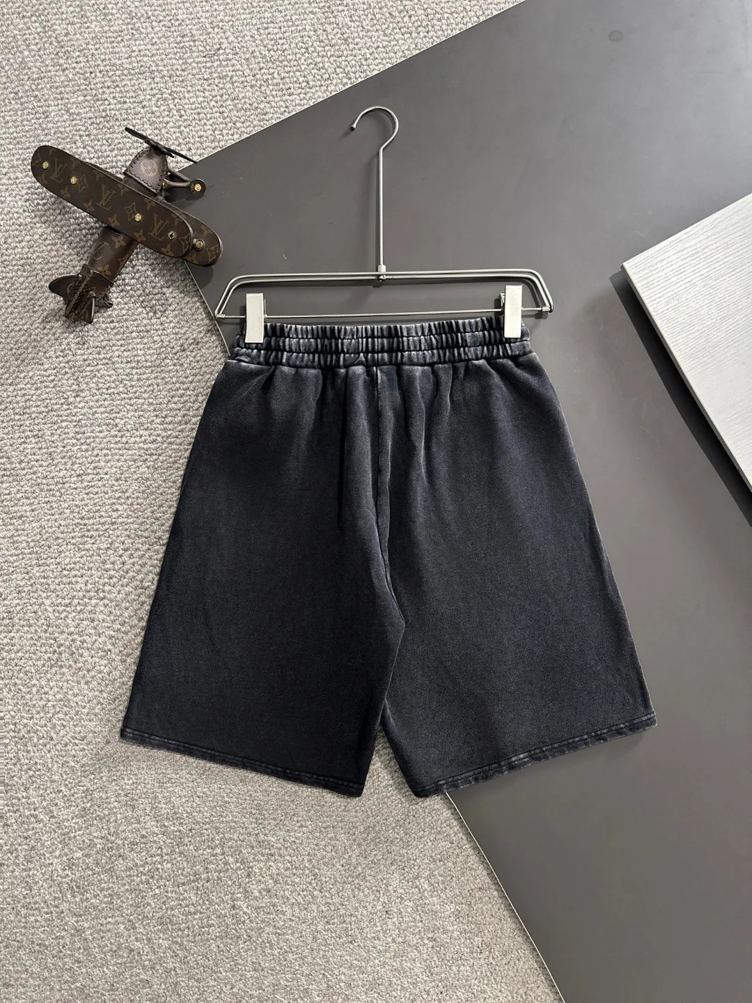 🅿️330 shipped next day, high-end goods, Stone Island 2025 spring and summer new elastic band casual heavy-duty washed loose shorts, made by imported machines from Italy, 1:1COPY with eyes closed. The hem of the trousers is hemmed with two needles, the stitching is fine and firm, and the custom-made fabrics are highly breathable and comfortable, with impeccable details. The brand element design concept reflects high quality. It feels delicate and soft! It presents a casual cut and the upper body shape is great! Size: S-XXL